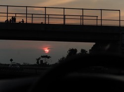 Menikmati Sunset Sambil Ngabuburit di Atas Jembatan Tol Cipali