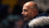Semasa aktif bermain, Alan Shearer merupakan topskorer sepanjang masa Premier League dengan 260 gol. Shearer kemudian dituntut menyelamatkan Newcastle dari degradasi dalam sembilan pertandingan, tapi hanya memenangi satu di antaranya. Newcastle turun kasta, Shearer pun tak dipermanenkan. Foto: Getty Images/Stu Forster