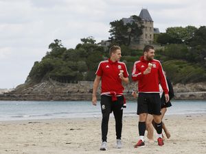 Ketika Bale dkk. Bersenang-senang di Pantai