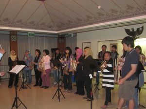 Suami Diplomat, Bermusik hingga Ternak Teri