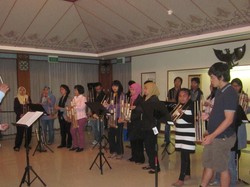 Suami Diplomat, Bermusik hingga Ternak Teri