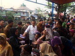 Jokowi Bagi-bagi Buku, Amplop dan Sembako di Kwitang