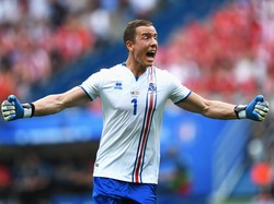 Hannes Halldorsson: dari Balik Layar Film ke Bawah Mistar Gawang Islandia