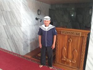 Pengurus DKM Masjid Kapal Cimahi Berseragam Seperti Popeye