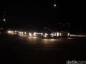 Rest Area KM 86 Cipali Padat Pemudik, Mobil Menepi di Bahu Jalan