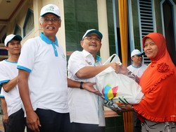 PLN Bagikan 35.000 Paket Sembako ke Warga Sekitar Pembangkit