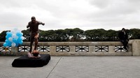 Seperti inilah seharusnya penampakan patung Messi yang dibangun pada pertengahan 2016 itu. Patung tersebut menjadi bagian dari Paseo de la Gloria yang diletakkan di pantai Rio de la Plata. Foto: REUTERS/Marcos Brindicci