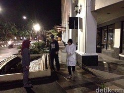 Jelang Sahur, Risma Sidak Pemasangan Lampu Hias di Jalan Tunjungan