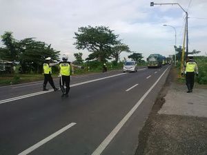 Usai Ditilang, Pelanggar Markah Jalan di Gresik Dites Urine