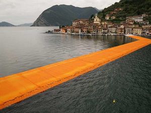 Keren! Italia Punya Dermaga Terapung di Atas Danau