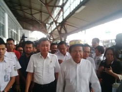 Jonan dan Rizal Ramli Lepas Pemudik Gratis Sepeda Motor di Stasiun Senen