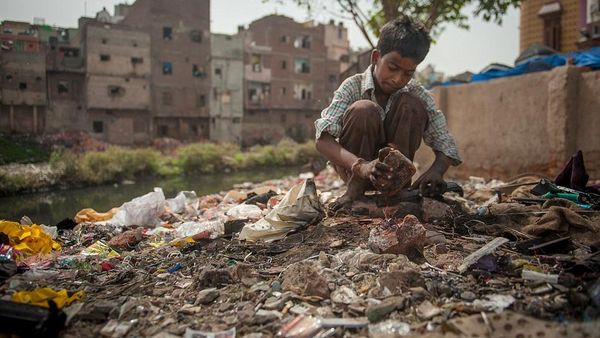 Mengais Rezeki dari Gunungan Sampah Elektronik