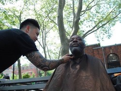 Inspiratif, Hairstylist Selebriti Ini Rutin Potong Rambut Tunawisma Secara Gratis