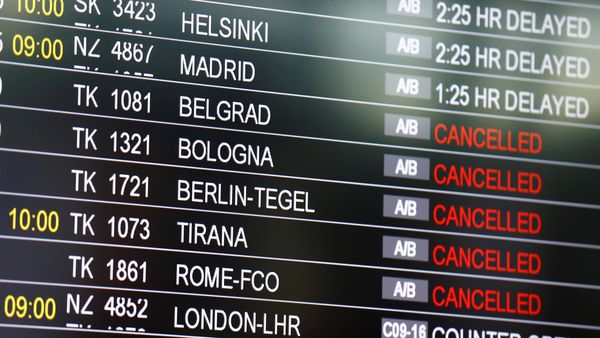 Sejumlah Penerbangan di Bandara Ataturk Dibatalkan