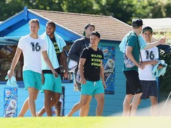 Mats Hummels dkk. Santai dengan Voli Pantai