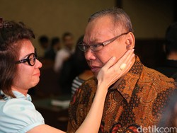 Penyuap Panitera PN Jakpus Akhirnya Menangis Usai Dengarkan Dakwaan