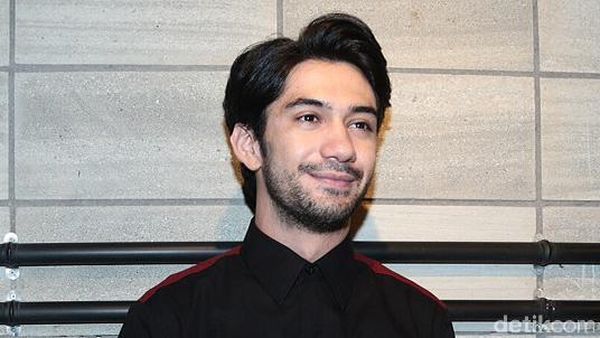 Reza Rahadian Tampan Berbatik di Yogyakarta