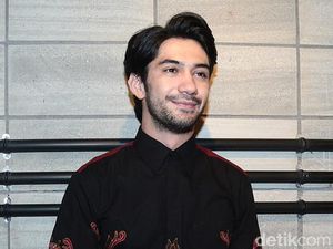 Reza Rahadian Tampan Berbatik di Yogyakarta