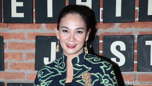Penampilan Etnik Dian Nitami dan Millane Fernandez