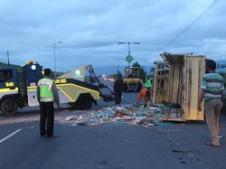 Sopir Mengantuk, Truk Muat Keramik Terguling di Exit Tol Porong