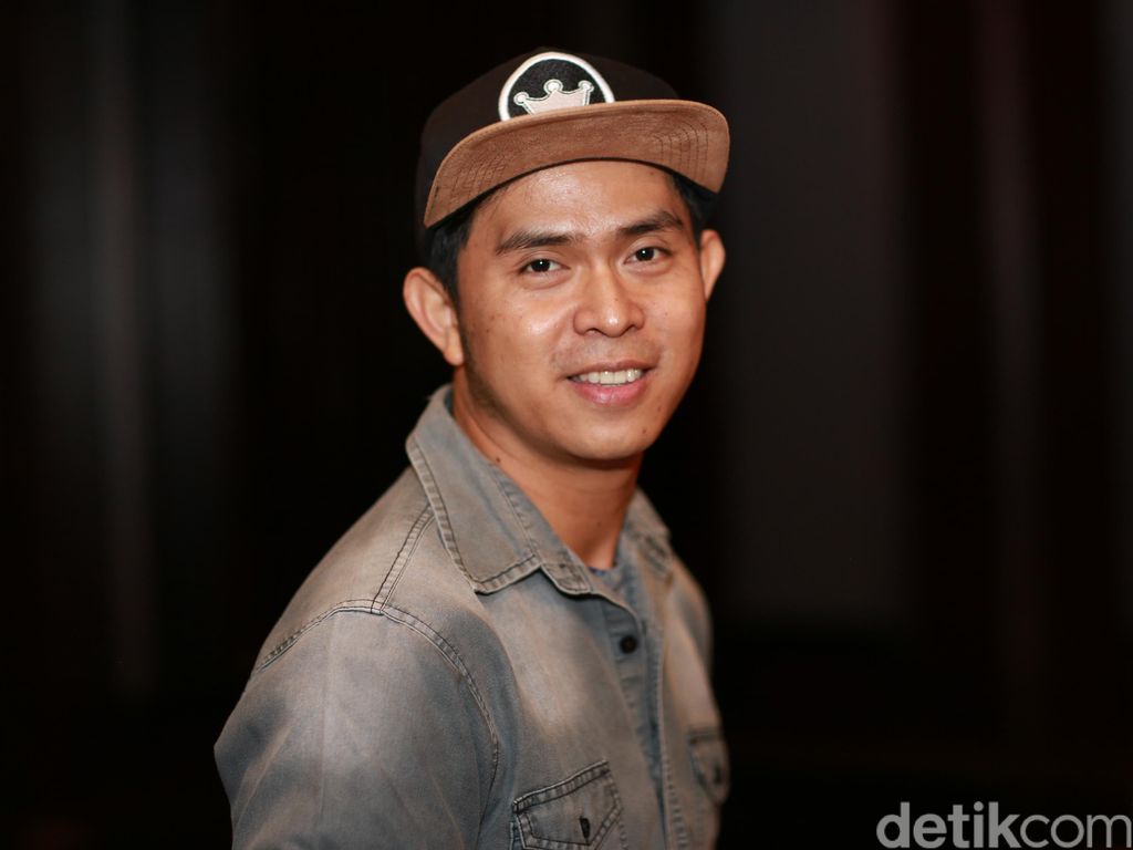 Cakra Khan Rela Tinggalkan Pekerjaan Demi Merawat Ibunda Cakra Khan Rela Tinggalkan Pekerjaan Demi Merawat Ibunda
