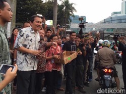 Saut Situmorang Bagi-bagi Takjil ke Pengendara di Depan KPK