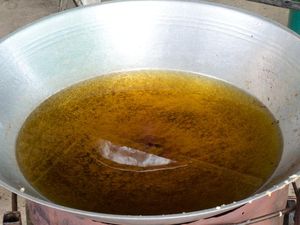 Punya Minyak Jelantah Jangan Dibuang, Tukar Jadi Duit hingga Ikan di Sini!