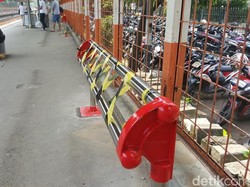 Kursi ala Jemuran di Stasiun Kereta yang Bikin Gaduh Penumpang