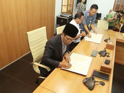 Ridwan Kamil dan Dirut PT KAI Teken Kerja Sama Pembangunan