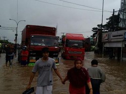 Banjir di Jalur Pantura Pasuruan Setinggi 75 Cm-1 Meter, ini Pengalihan Arus