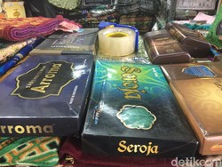 Wanita Ini Raup Omzet Rp 300 Juta Jualan Sarung Selama Ramadan