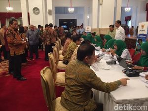 Begini Saat Menteri Ramai-ramai Bayar Zakat, Non-Muslim Sedekah