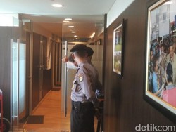 Geledah Ruangan Putu Sudiartana, KPK Dikawal 4 Polisi Tanpa Senjata Api