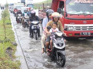 Jalan Raya Porong Tergenang Air Setinggi 50 Cm