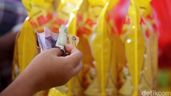 Sinar Mas  menggelar bazaar murah di Rumah Susun Marunda, Jakarta Utara. Dalam bazaar ini 5.000 liter minyak goreng dijual bagi warga rumah susun dan sekitarnya. Managing Director Sinar Mas, G. Sulistiyanto dan Istri Gubernur DKI Veronica Tan.