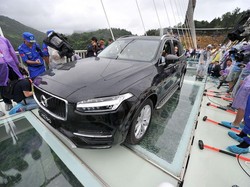 Volvo XC90 Berhasil Lintasi Jembatan Kaca