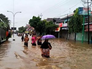 Banjir di Pasuruan Akibat Curah Hujan dan Permukaan Air Laut Tinggi