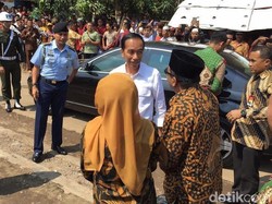 Presiden Jokowi Blusukan di Kota Serang Sambil Bagi-bagi Sembako