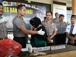 Tepergok Jual Daging Oplosan Sapi dan Babi, Wanita ini Terisak di Kantor Polisi
