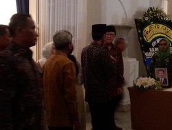 Jokowi Beri Penghormatan Terakhir ke Jenazah Alexander Litaay di Gedung Kemlu