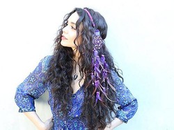 Pakai Aksesori Ala Indian di Kepala, Vanessa Hudgens Tuai Kontroversi