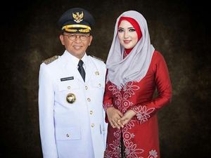 Foto: Gaya Hijab Feminin Istri Bupati Sumenep, Nurfitriana