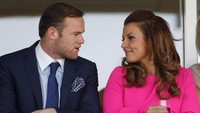 Pesta pernikahan Wayne Rooney dan Coleen McLoughlin digelar di Italia pada 2008. Rooney menyewa boyband favorit Coleen, Westlife, sebagai pengisi acara. Ia juga menyarter lima jet pribadi untuk menerbangkan 64 tamu ke lokasi pernikahan. Tak heran jika biaya yang dikeluarkan mencapai 8 juta dolar (Rp116 miliar). Foto: Christopher Furlong/Getty Images