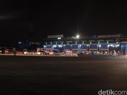 Didominasi Mobil Pribadi, Ini Penampakan Antrean di Tol Cikarang Utama