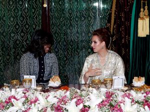 Gaya Michelle Obama Saat Berbuka Puasa Bersama Putri Maroko Gaya Michelle Obama Saat Berbuka Puasa Bersama Putri Maroko