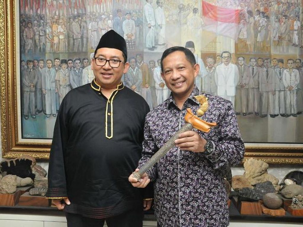 Kunjungi Fadli Zon Library, Komjen Tito Dapat Kenang-kenangan Keris Sumatera Kunjungi Fadli Zon Library, Komjen Tito Dapat Kenang-kenangan Keris Sumatera