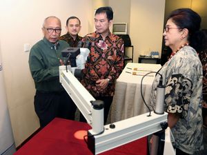 Astra Serahkan 2 Mikroskop Bedah Portabel untuk Papua