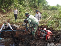 Polri, TNI dan Masyarakat Berjibaku Padamkan Kebakaran Lahan di Dumai
