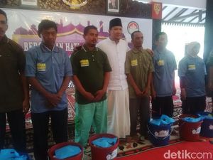 Bupati Pasuruan Bagi Bingkisan ke Ratusan Petugas Kebersihan Bupati Pasuruan Bagi Bingkisan ke Ratusan Petugas Kebersihan