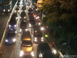 Jelang Libur Lebaran, Lalu Lintas di Jakarta Merayap di Malam Hari